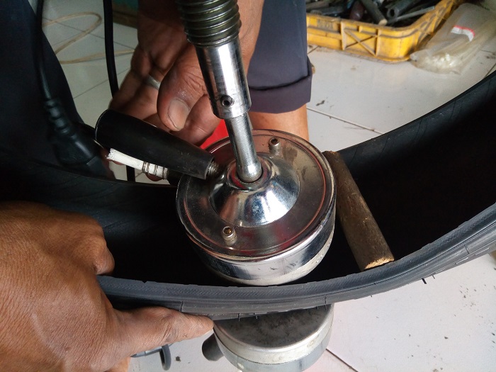 ban motor, ban tubeless, motor bekas, tambal ban tubeless, ban tubeless motor, batas nambal ban tubeless, Ini Sebabnya Kenapa Tambalan Di Ban Tubeless Motor Bekas Ada Batasnya