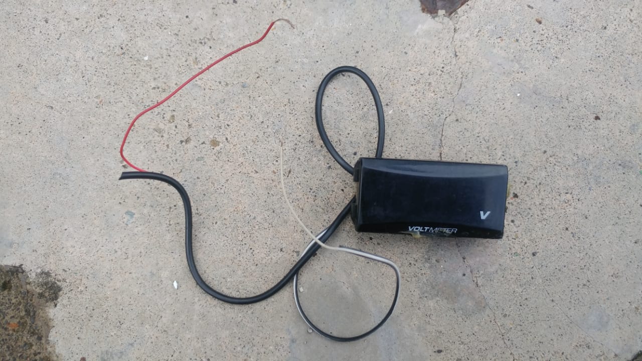 motor injeksi, aki motor, voltmeter, pasang voltmeter, Gak Perlu Mekanik, Begini Cara Pasang Voltmeter Tambahan di Motor
