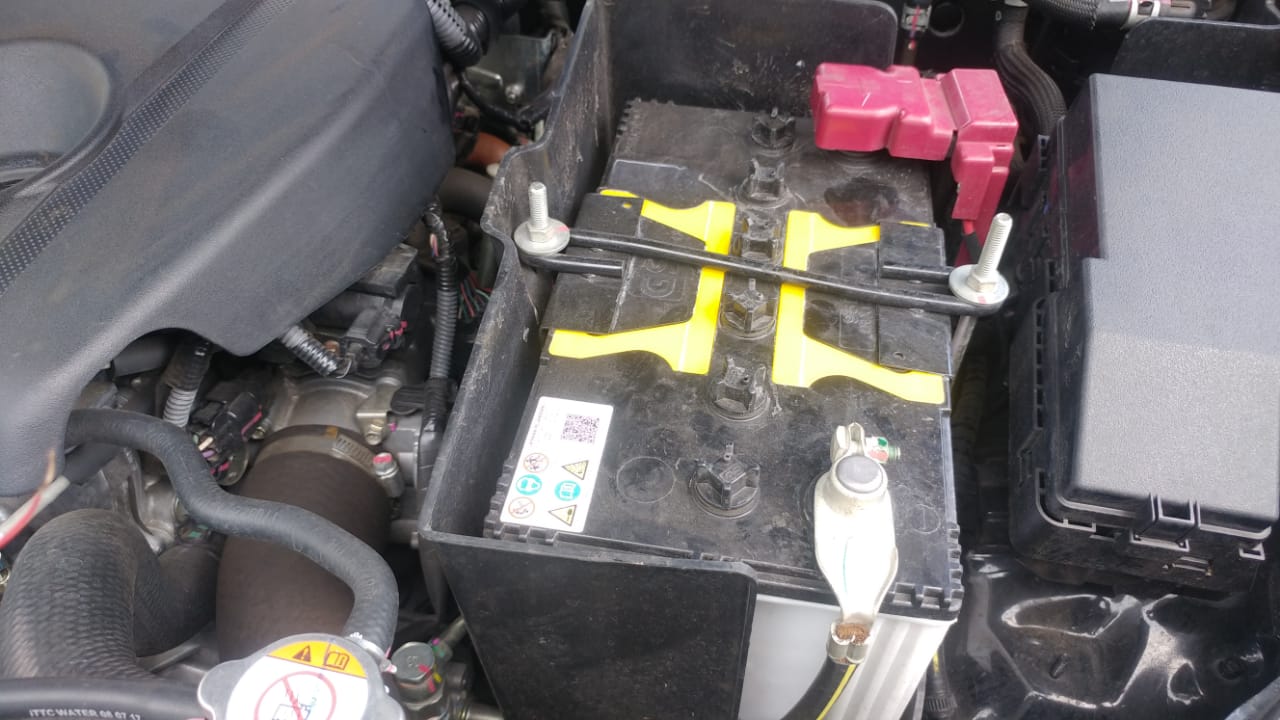 mobil bekas, air aki, aki basah, aki mobil, risiko air aki mobil kering, dampak air aki kering, bahaya air aki kering, Usai Mudik Jangan Lupa Cek Kondisi Air Aki Mobil Bekas, Begini Dampaknya Kalau Kurang