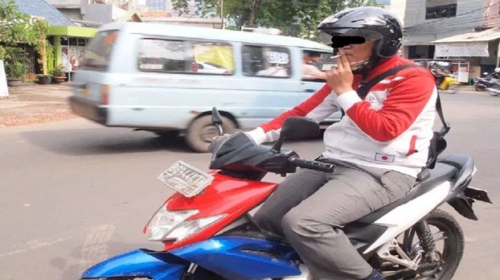 sanksi, merokok di jalan, Berkendara sambil merokok, merokok sambil berkendara, Merokok Sambil Berkendara Masih Marak, Sanksi 'Ngeri' Ini Bisa Dicoba
