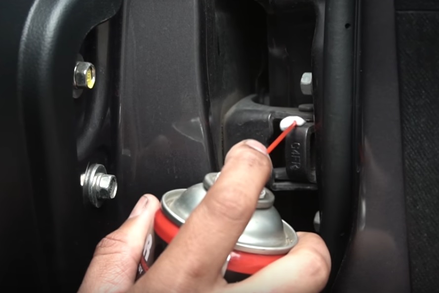 pintu mobil, mobil bekas, ngabuburit, engsel pintu mobil, cara melumasi engsel pintu mobil, melumasi engsel, melumasi engsel pintu mobil, Sambil Ngabuburit, Begini Cara Melumasi Engsel Pintu Mobil Bekas Biar Lancar