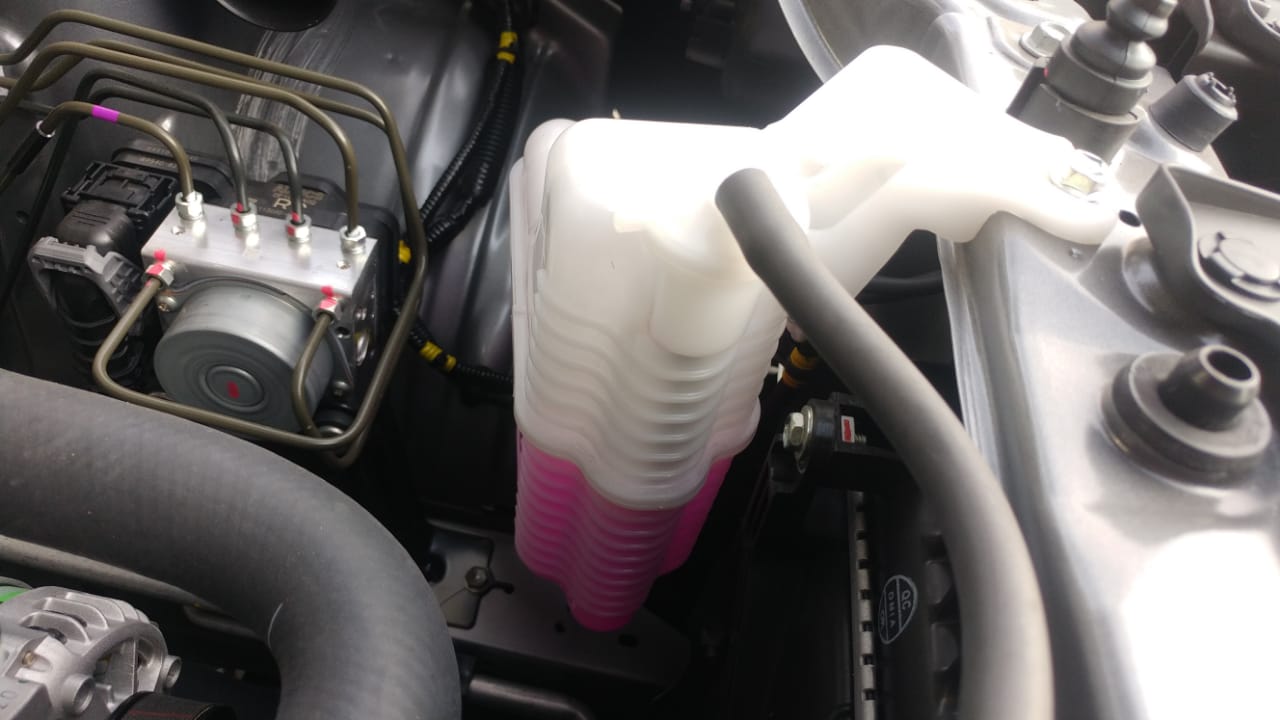 Radiator, mobil bekas, radiator mobil, reservoir radiator, tabung reservoir, tabung reservoir radiator, Begini Solusi Mudah Saat Tabung Reservoir Radiator Mobil Bekas Bocor
