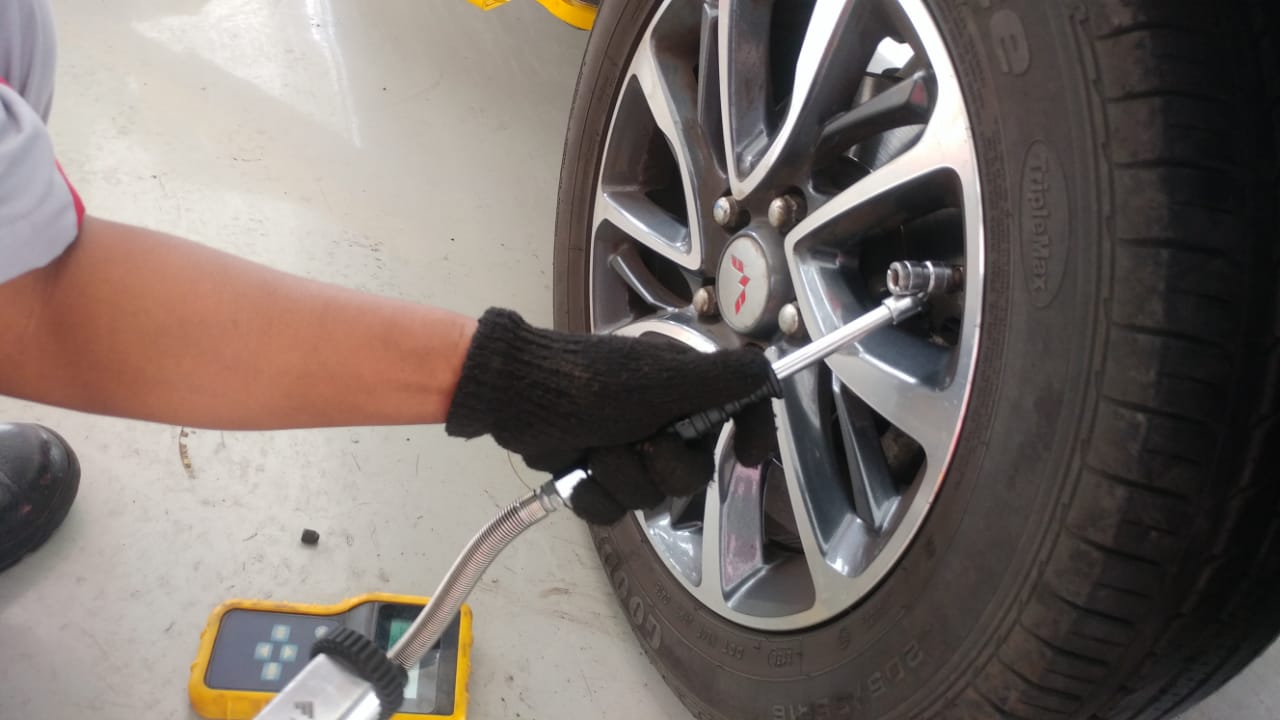 mudik lebaran, ban mobil, mobil bekas, angin ban, angin ban mobil, Ini Sebabnya Kenapa Isi Angin Ban Mobil Bekas Harus Saat Keadaan Dingin Saat Mudik