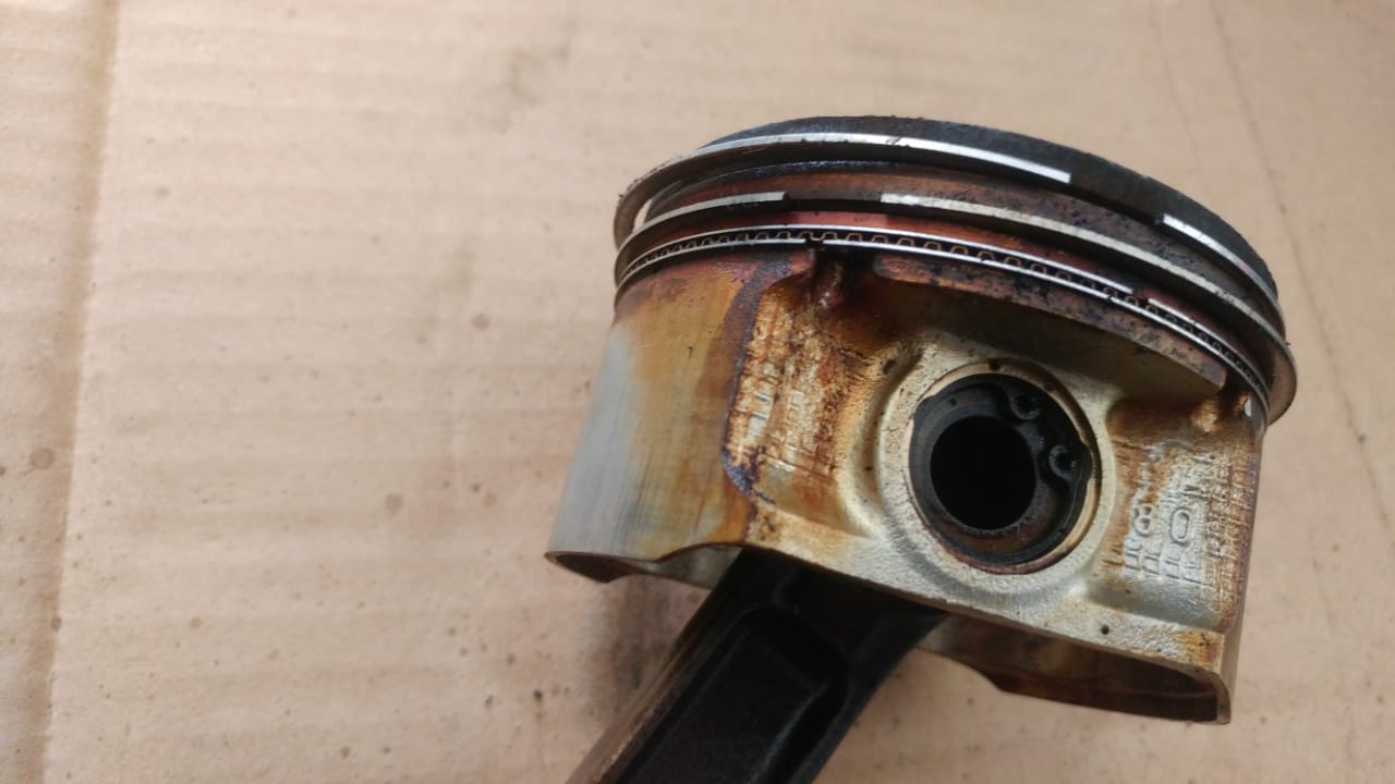 motor bekas, kerak karbon, cara bersihkan kerak di piston, cara bersihkan kerak di piston motor, kerak karbon di piston, Ini Dua Trik Mudah Bersihkan Kerak Di Piston Motor Bekas Tanpa Bongkar Mesin