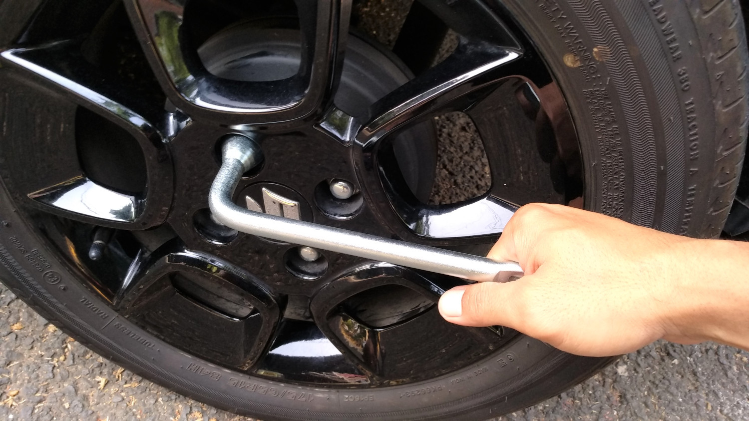 roda mobil, mobil bekas, baut roda, cara gampang buka baut roda, cara agar baut roda mobil gampang dibuka, Begini Caranya Agar Baut-baut Roda Di Mobil Bekas Gampang Dibuka