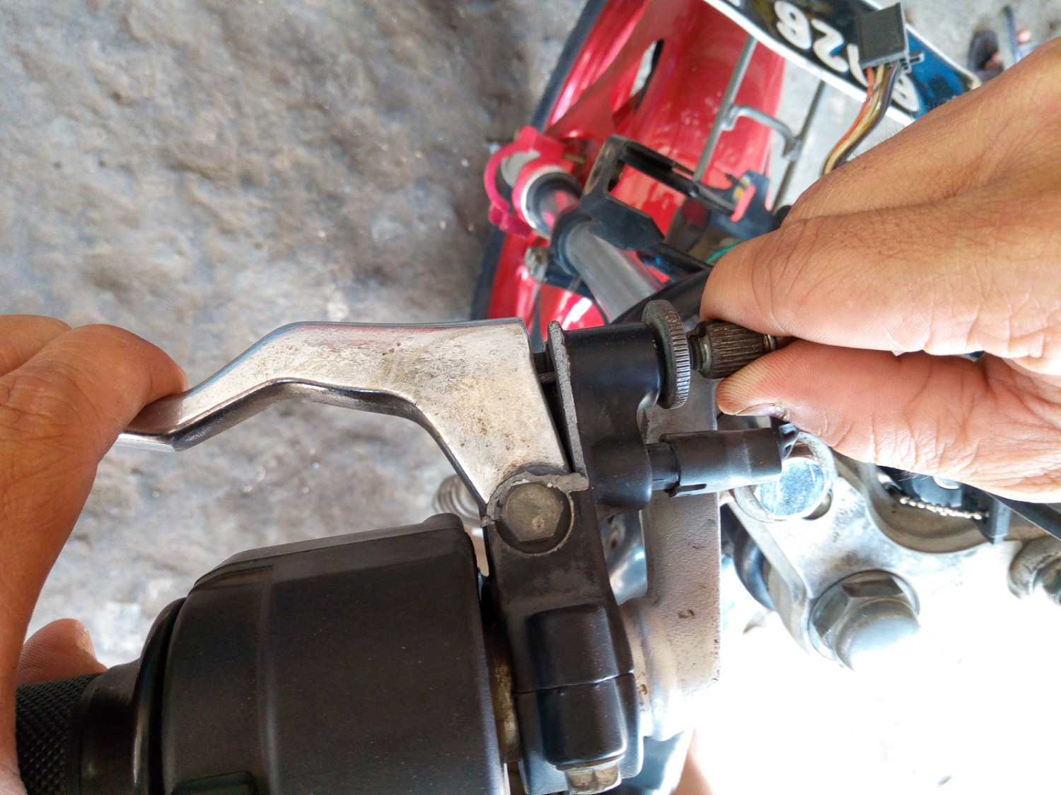 motor bekas, kopling manual, cara setel jarak main kopling motor, cara mudah setel jarak main kopling motor, setel jarak main kopling, setel jarak main kopling motor manual, Ternyata Semudah Ini Setel Jarak Main Kopling Motor Bekas Manual