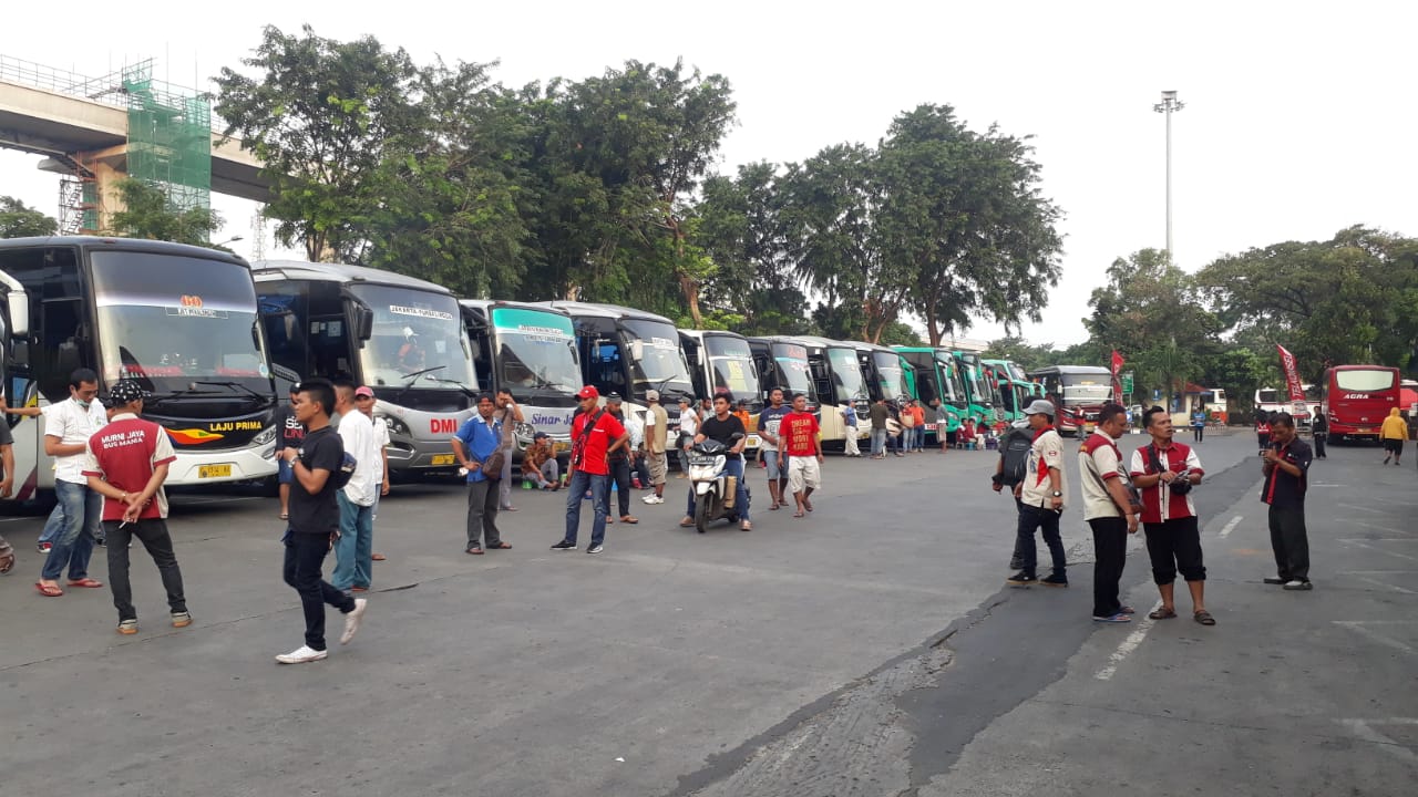 arus balik, terminal kampung rambutan, nataru, Libur Nataru 2025, Ratusan Penumpang Tiba, Terminal Kampung Rambutan Masih Ramai Arus Balik Nataru