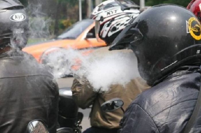berkendara, merokok di jalan, Berkendara sambil merokok, Warga Gugat UU LLAJ ke MK, Ini Efeknya ke Orang yang Suka Merokok Sambil Berkendara