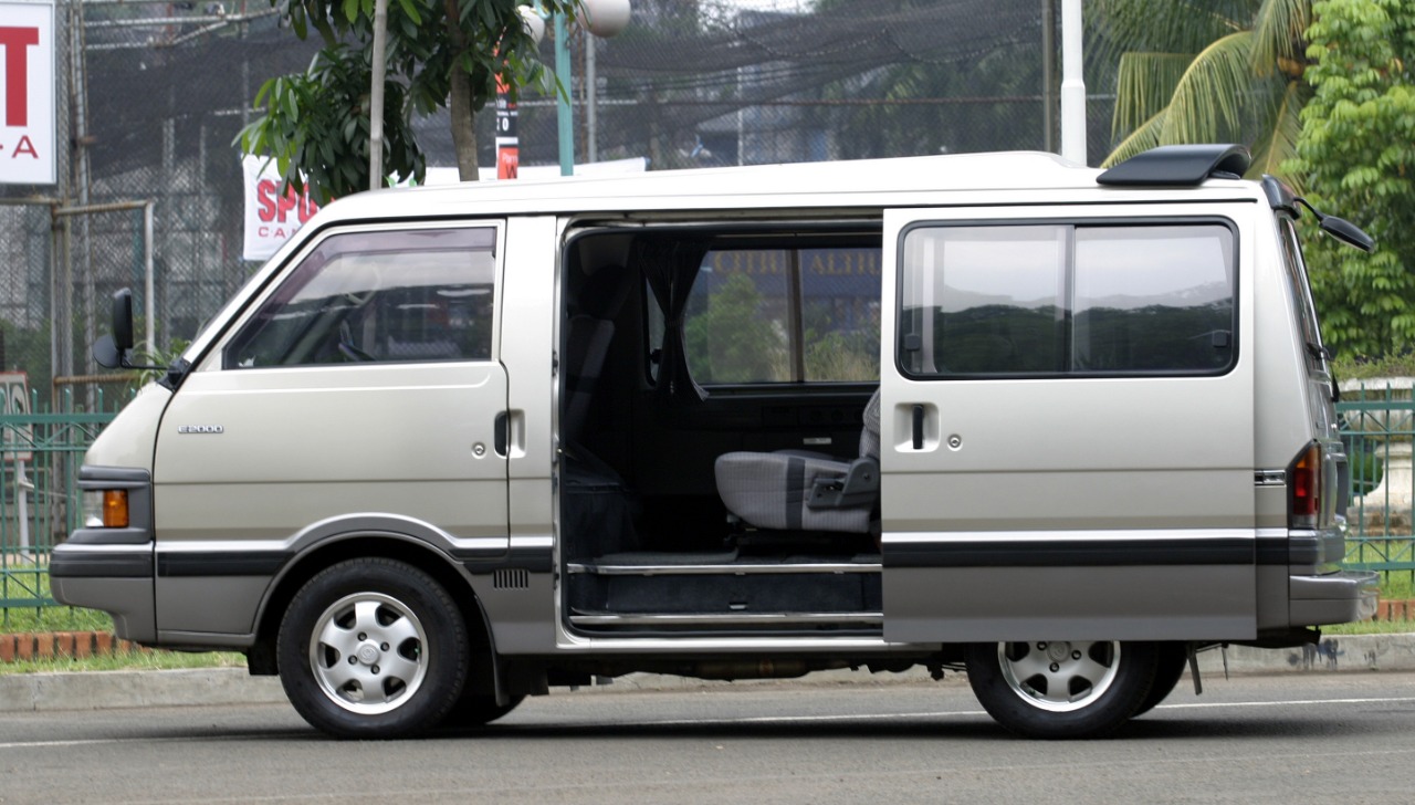 mazda, Mazda E2000, MPV Mazda, MPV Mewah, Punya AC Plafon dan Kulkas, MPV Ini Sudah Tawarkan Fitur Sultan di Era 90-an