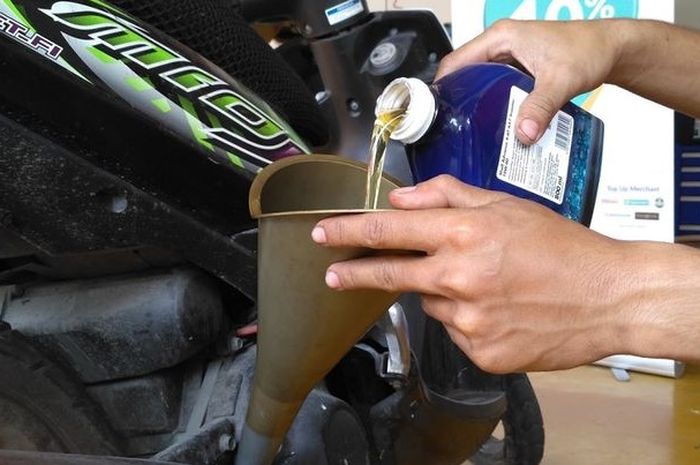 oli mesin, oli motor, mesin motor, motor bekas, oli mesin motor, cara ganti oli, cara ganti oli mesin, cara ganti oli mesin motor, gimana cara ganti oli mesin, gimana cara ganti oli mesin motor, Ganti Oli Mesin Motor Bekas Sendiri Di Rumah, Begini Caranya Yang Benar