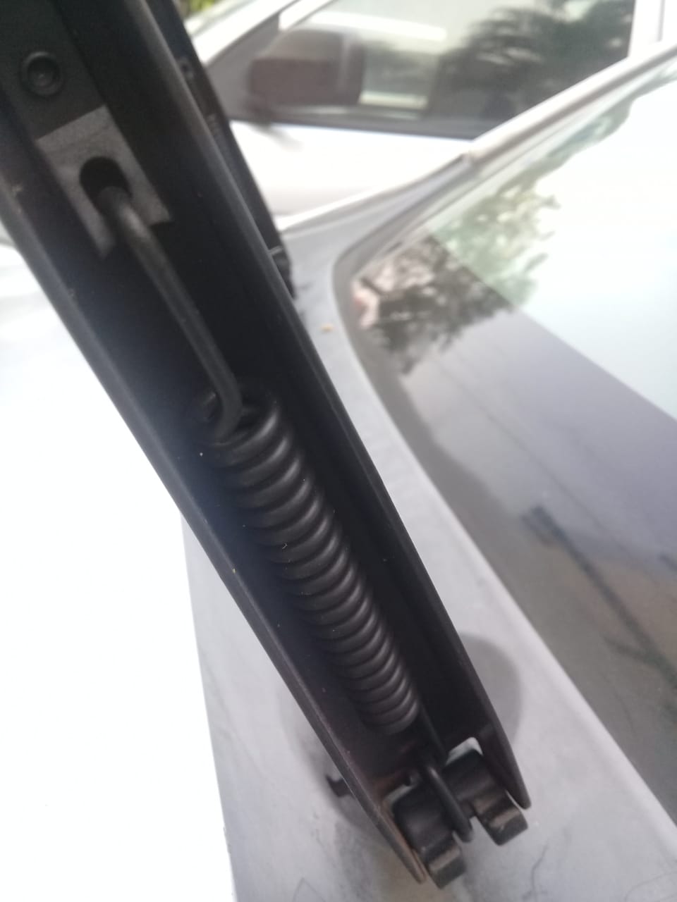 panas, kaca, karet, wiper, parkir, Ternyata Ini Alasan Pemilik Mobil Selalu Angkat Wiper Saat Parkir Lama