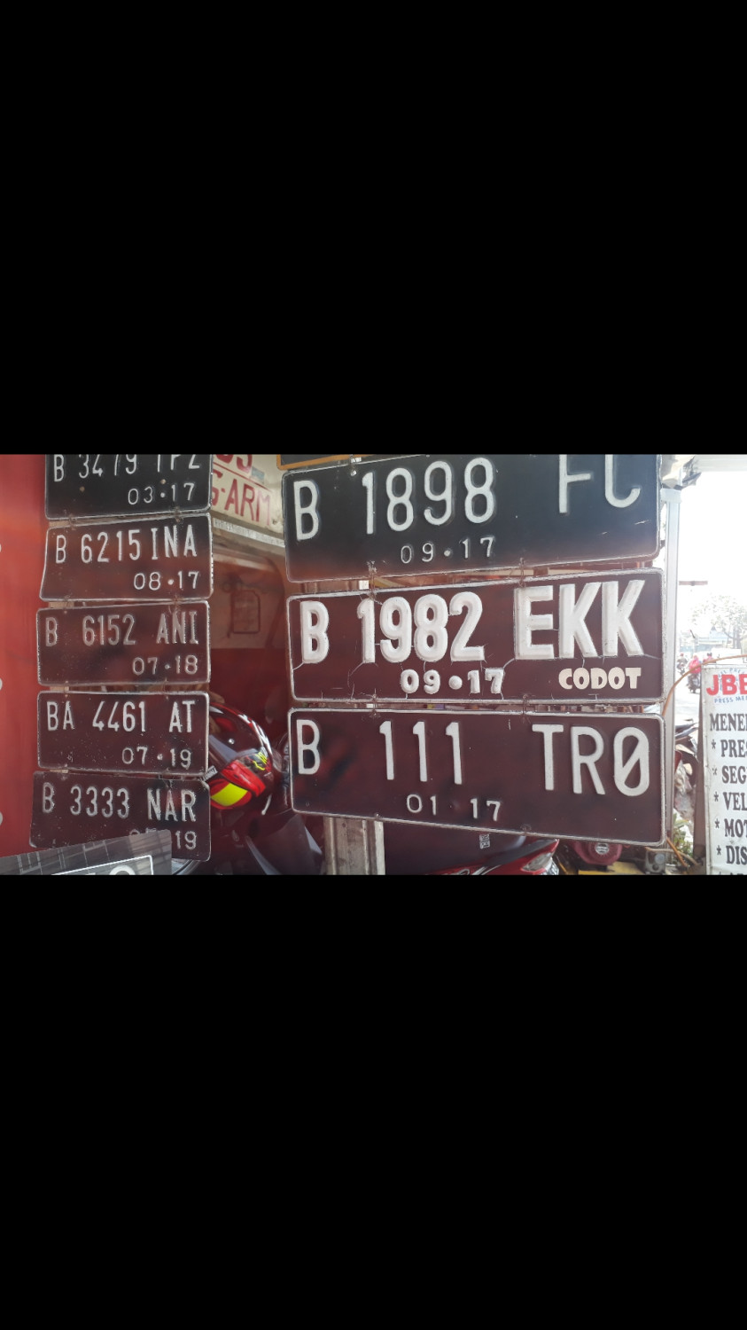 pelat nomor, pelat nomor palsu, Jasa pembuatan pelat nomor, Pelat Nomor Tepi Jalan, pidana pelat palsu, Sisi Mengerikan Jasa Pelat Nomor Tepi Jalan, Ahli Sebut Pembuat Seharusnya Bisa Ikut Dipidana