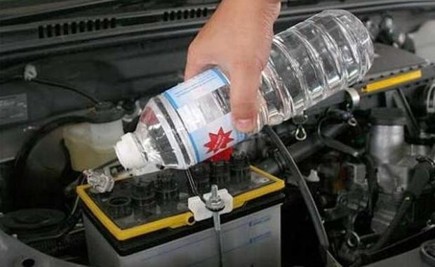 mobil bekas, air aki, aki basah, aki mobil, risiko air aki mobil kering, dampak air aki kering, bahaya air aki kering, Usai Mudik Jangan Lupa Cek Kondisi Air Aki Mobil Bekas, Begini Dampaknya Kalau Kurang