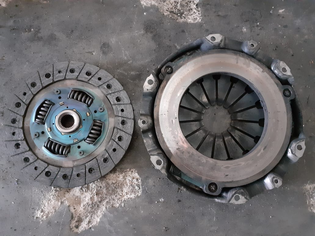 mobil manual, mobil bekas, mobil manual bau hangus, penyebab mobil manual bau hangus, penyebab mobil bau gosong, apap penyebab mobil manual bau hangus, Hati-hati, ini Penyebab Mobil Bekas Manual Tercium Bau Hangus