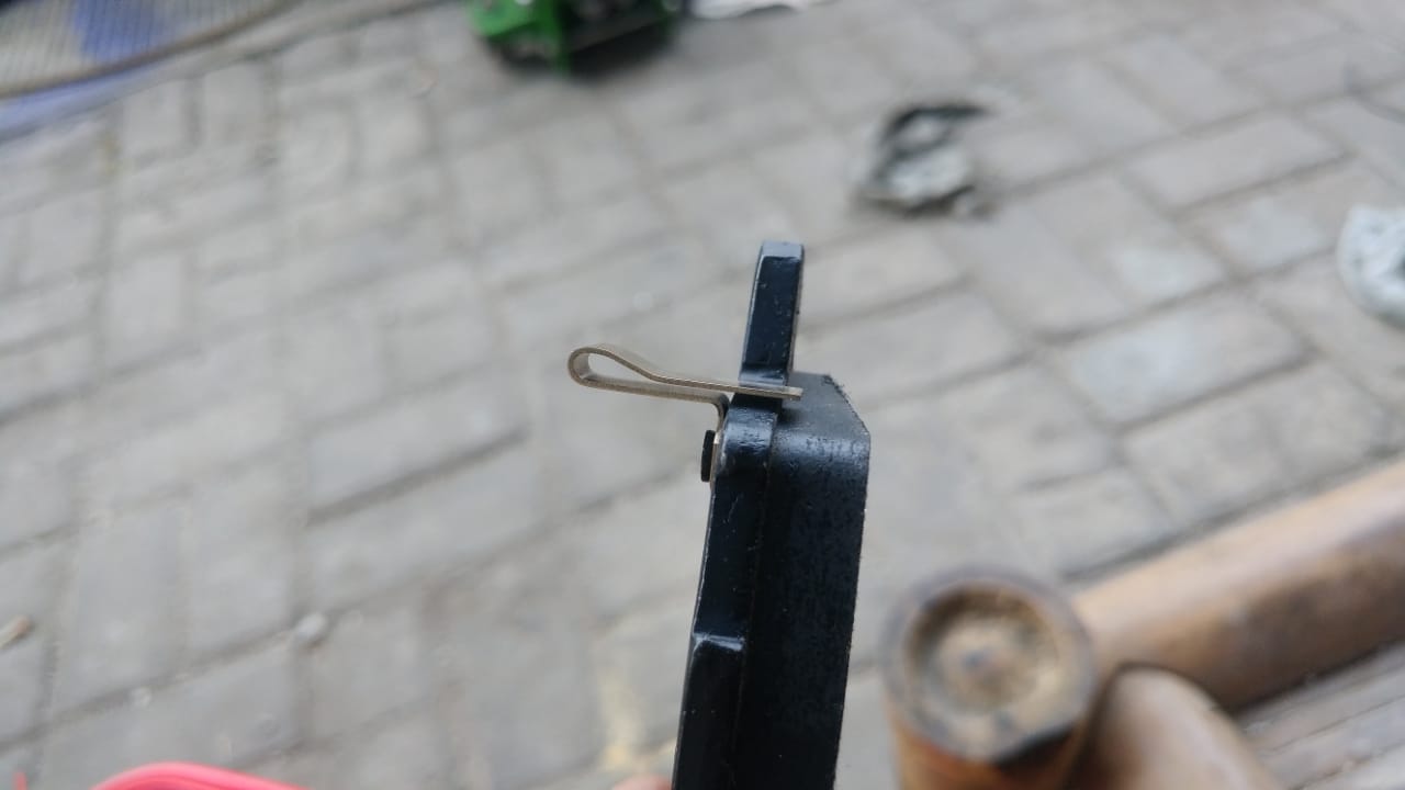 mobil bekas, kampas rem, rem mobil, kampas rem mobil, fungsi pelat kecil di kampas rem, fungsi pelat kecil di kampas rem mobil, Ternyata Ini Fungsi Pelat Kecil Yang Ada Di Kampas Rem Mobil Bekas