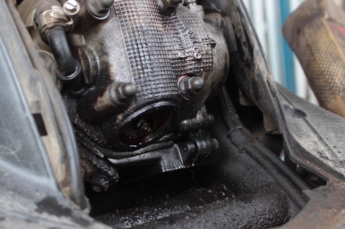 motor bekas, oli mesin motor, oli mesin rembes, penyebab oli mesin rembes, cara mengatasi oli mesin rembes, Begini Cara Ampuh Mengatasi Oli Mesin Motor Bekas Yang Rembes