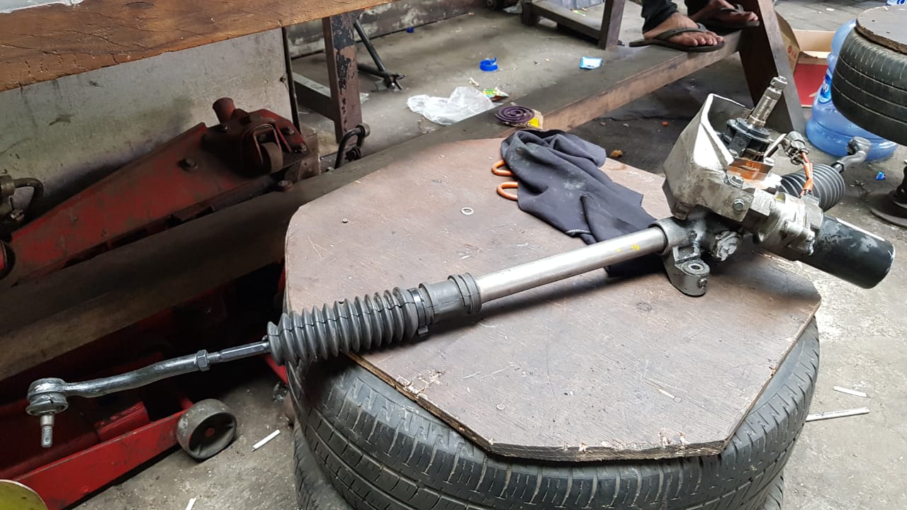 mobil bekas, kolong mobil bunyi, kolong mobil bunyi jedug, penyebab kolong mobil ada suara jedug, penyebab ada bunyi jedug di kolong mobil, penyebab kolong mobil bunyi jedug, Bukan Cuma Sokbreker Rusak, Ini Penyebab Bunyi Jedug di Kolong Mobil Bekas