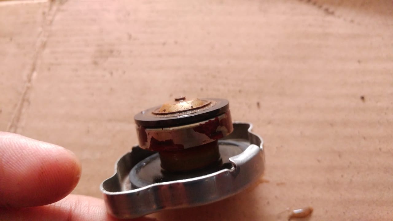 Radiator, karat, karet, tekanan, radiator coolant, tutup radiator, sistem pendingin, Banyak yang Terkecoh, Tutup Radiator Mobil Wajib Diganti Kalau Begini