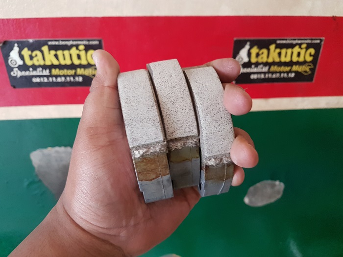 motor matic, rem motor, tuas rem, rem motor matic, tuas rem motor, tuas rem motor matic, Ternyata Meletakkan Jari Di Tuas Rem Pada Motor Matic Bikin Rugi