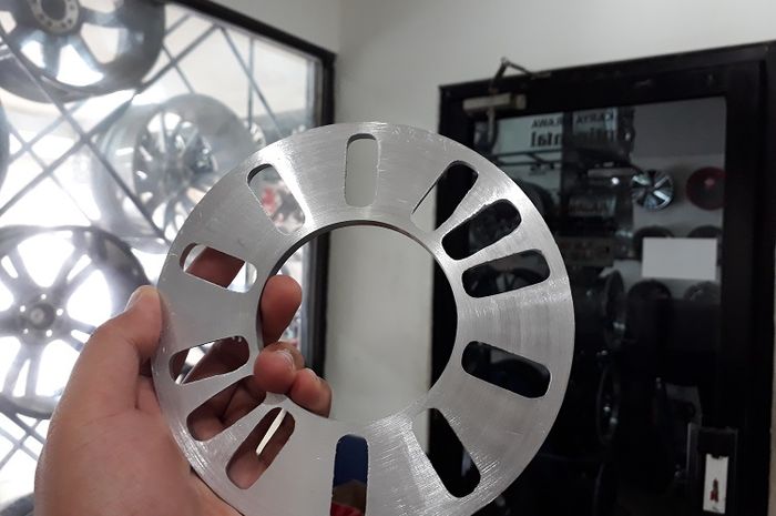 roda mobil, mobil bekas, spacer, spacer pelek mobil, spacer universal, bahaya pakai spacer tertalu tebal, Kenali Bahaya Pakai Spacer Roda Mobil Bekas Terlalu Tebal Saat Mudik Lebaran