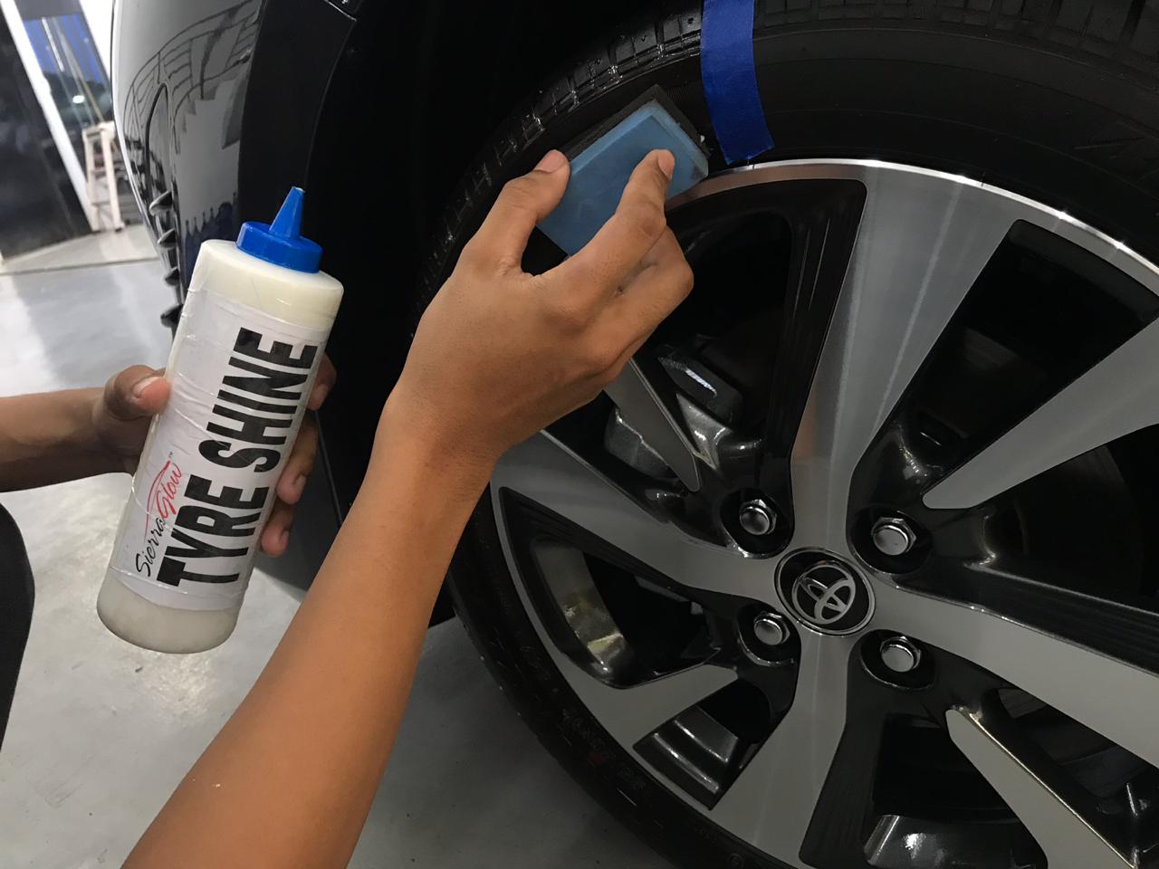 ban mobil, mobil bekas, semir ban, semir ban mobil, ciri semir ban bikin karet cepat getas, Jangan Asal Mengkilap, Ini Ciri Semir Ban Mobil Bekas Yang Bikin Karet Cepat Getas