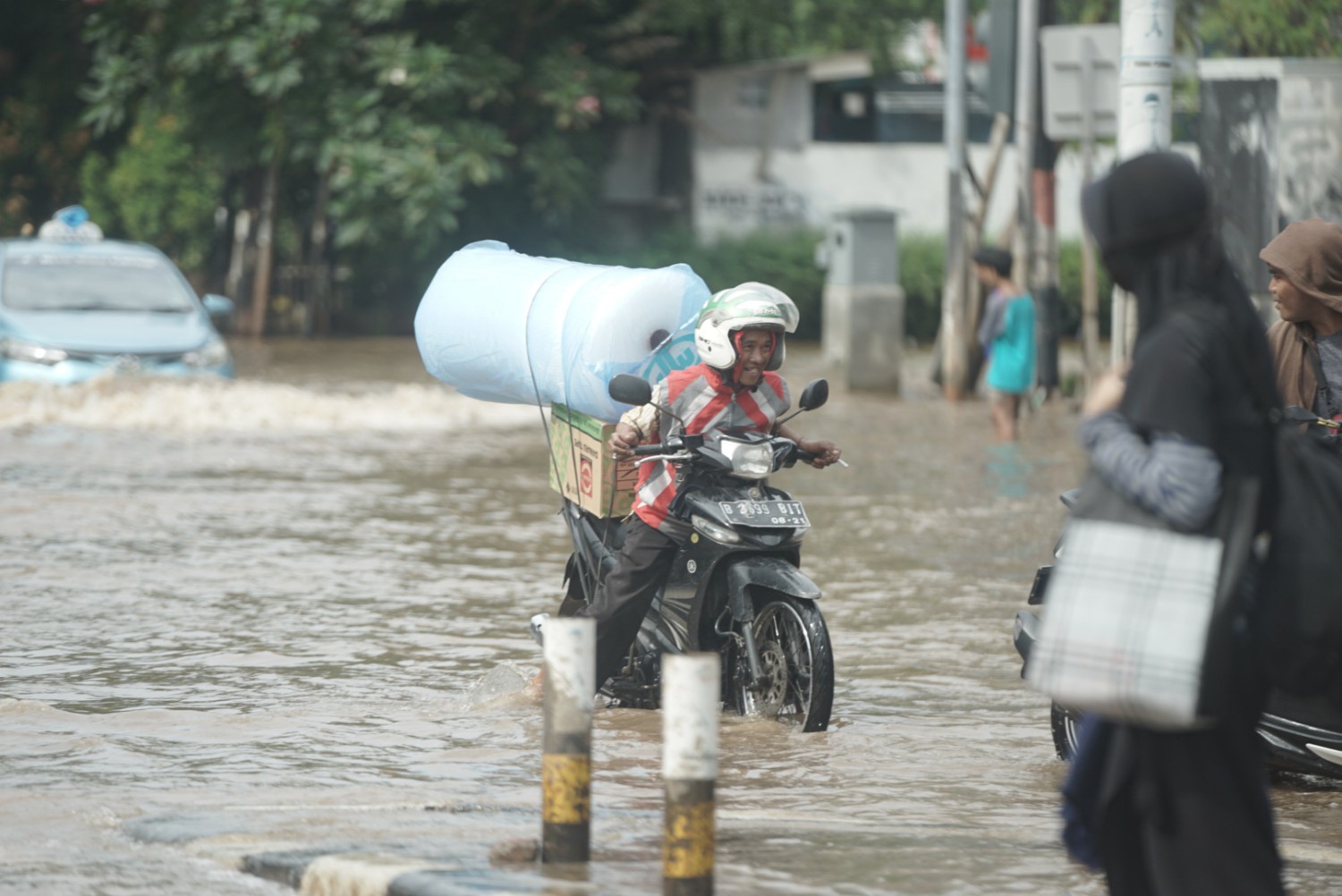banjir, busi motor, terjang banjir, motor terobos banjir, motor matik terobos banjir, Sipa Tahu Membantu, Ini 8 Tips Kalau Terpaksa Terjang Banjir Pakai Motor