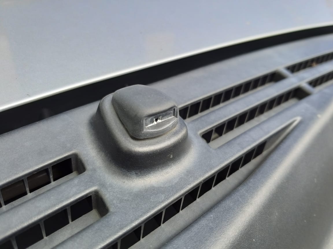 wiper mobil, mobil bekas, air wiper, cara membersihkan lubang air wiper, lubang air wiper, Sambil Ngabuburit, Begini Cara Bersihkan Lubang Air Wiper Mobil Bekas