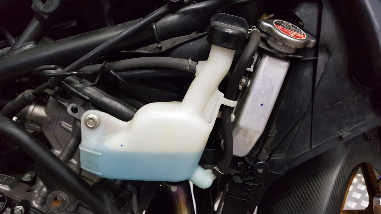 motor bekas, radiator motor, tabung reservoir, tabung reservoir radiator, tabung cadangan air radiator, cara merawat tabung cadangan air radiator, Begini Cara Mudah Merawat Tabung Cadangan Air Radiator Di Motor Bekas