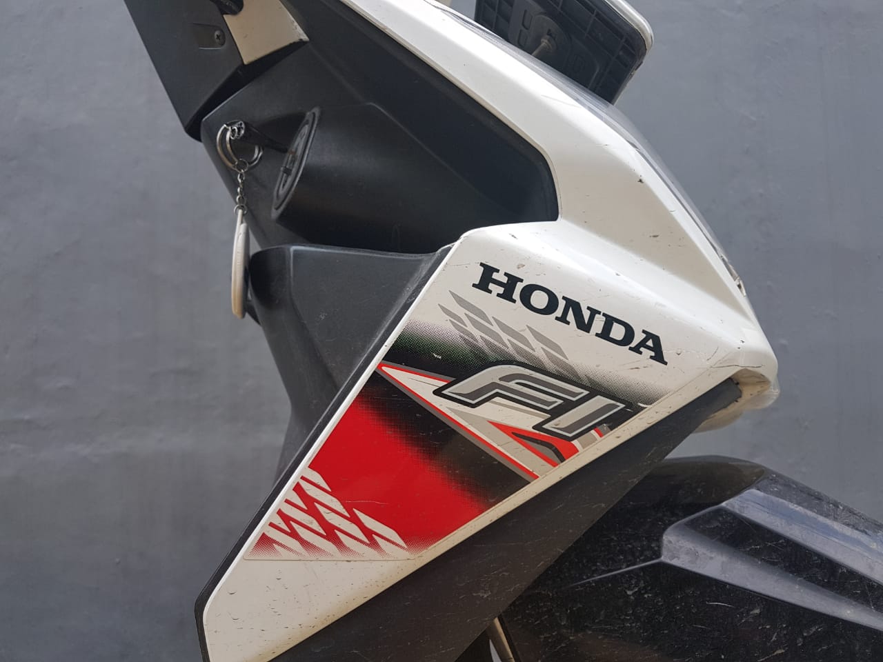 motor bekas, cat motor, kenapa cat putih menguning, cara mencegah motor bodi putih menguning, cara cegah cat warna putih menguning, cat warna putih menguning, Gaes, Bengkel Ini Punya dua Cara Mencegah Motor Bodi Putih Menguning