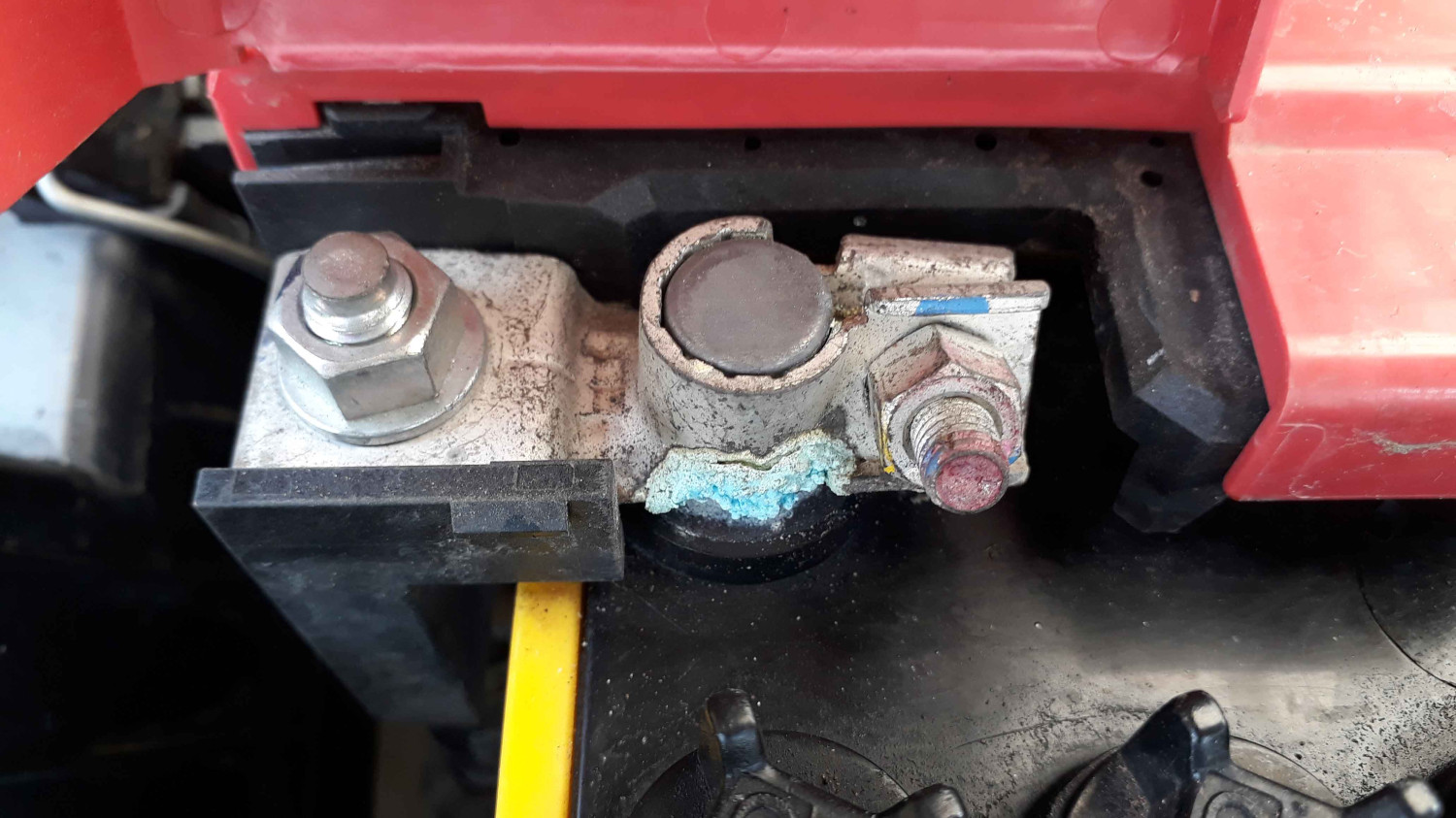 mudik lebaran, mobil bekas, aki mobil, Baut aki, baut aki kendur, dampak baut aki kurang kencang, Sebelum Mudik, Kenali Dampak Baut Aki Mobil Bekas Kurang Kencang