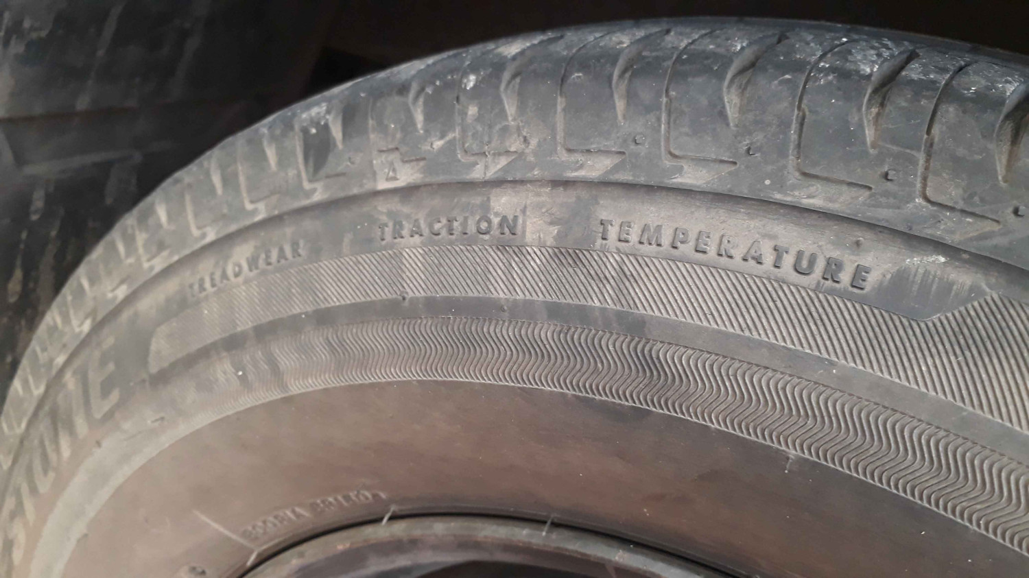 ban mobil, mobil bekas, ban mobil retak halus, penyebab ban mobil retak, penyebab ban retak-retak, Harus Tahu, Hal Sepele Ini Penyebab Ban Mobil Bekas Muncul Retak Halus