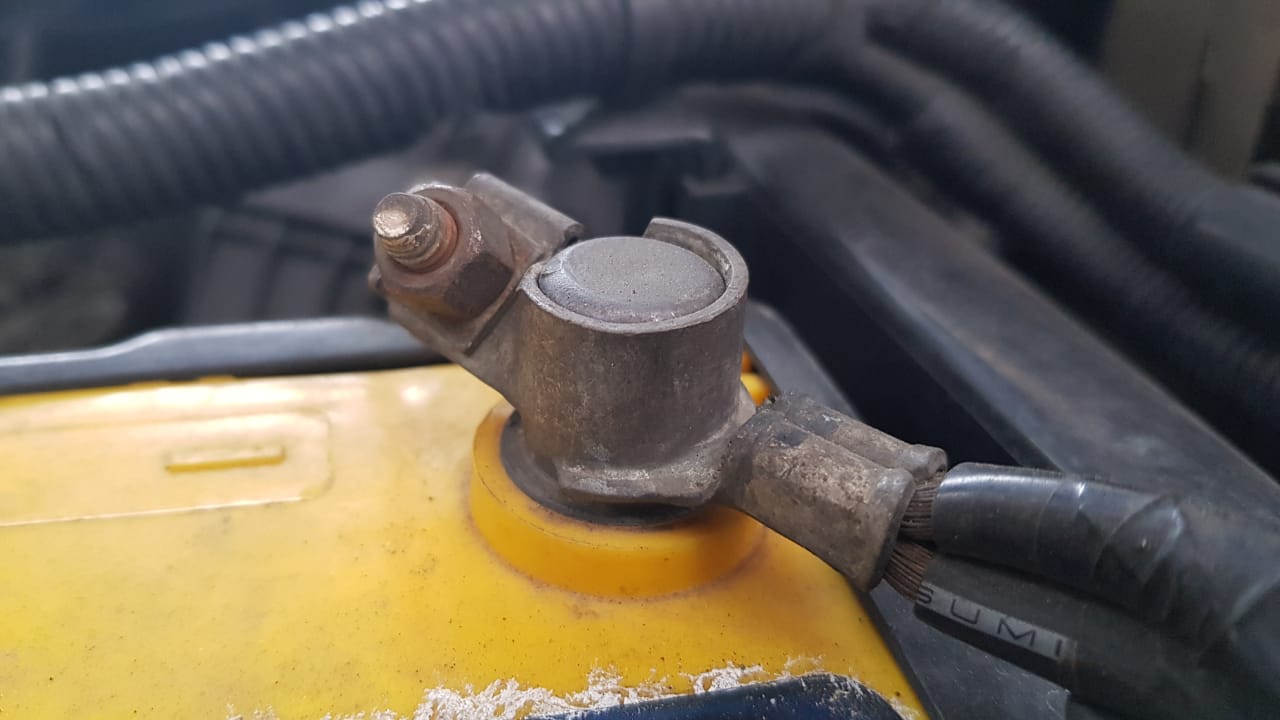mobil bekas, aki mobil, kabel massa, kabel massa aki mobil, Ini Dampak Kabel Massa Aki Di Mobil Bekas Kesayangan Jarang Dirawat