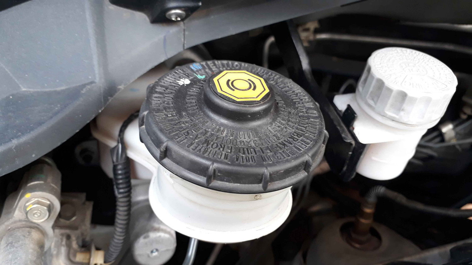 mobil bekas, rem mobil, pedal rem, pedal rem mobil, Ini Penyebab Pedal Rem Di Mobil Bekas Jadi Lebih Dalam Dari Biasanya