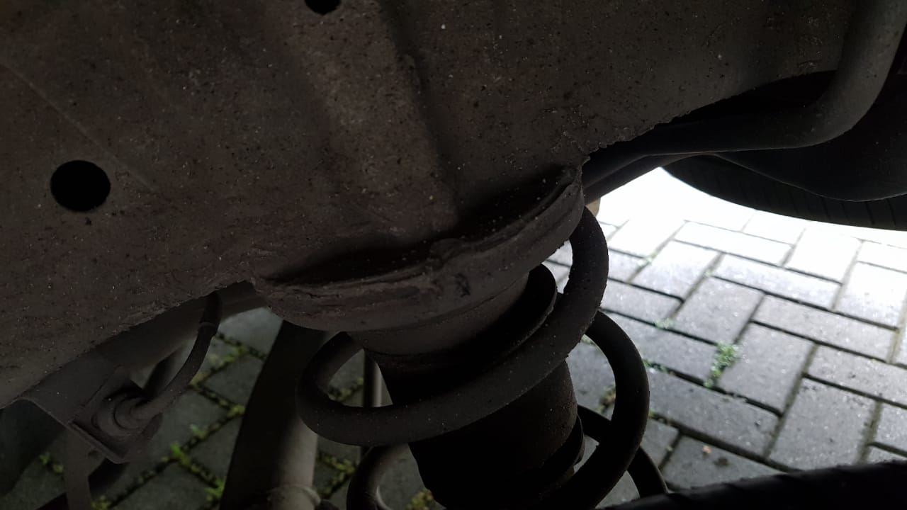 mobil bekas, lubang jalan, Lubang Jalan Bawa Celaka, bahaya mobil hantam lubang, risiko hantam lubang di kecepatan tinggi, Ini Dia Korban Mobil Bekas Sering Hantam Lubang Di Kecepatan Tinggi