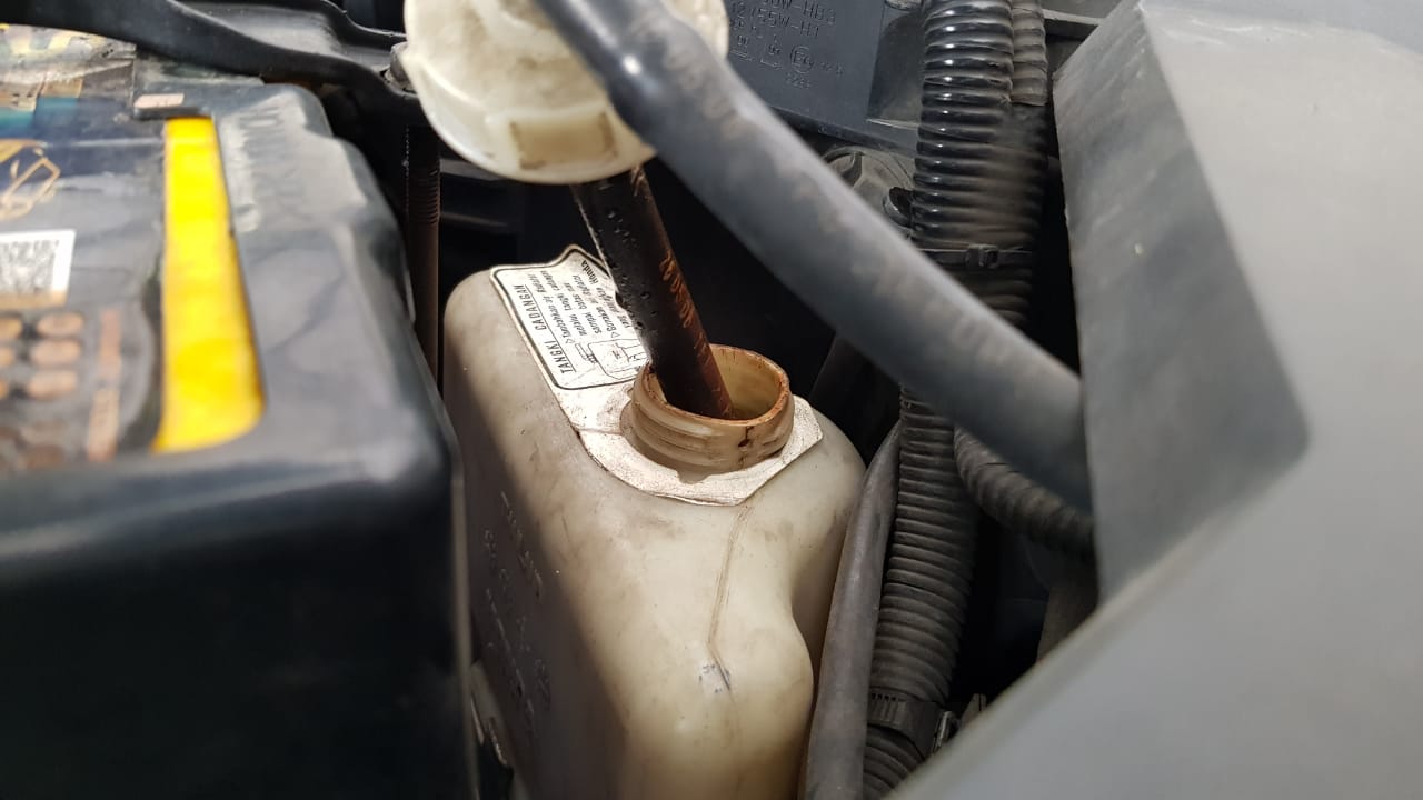 mobil bekas, radiator mobil, tabung reservoir, tabung reservoir radiator, penyebab ada oli di tabung resevoir, tabung reservoir mobil, Sebelum Mudik Kenali Penyebab Ada Oli Di Tabung Reservoir Radiator Mobil Bekas
