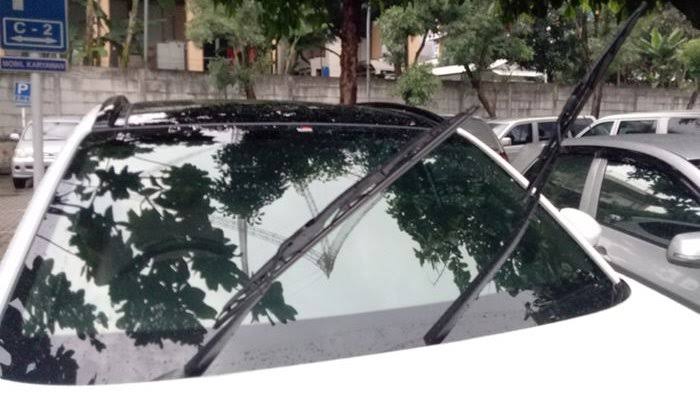 wiper, wiper mobil, mobil bekas, risiko angkat wiper, risiko angkat wiper mobil, Bukannya Awet,  Angkat Wiper Mobil ke Atas Justru Jadi Begini
