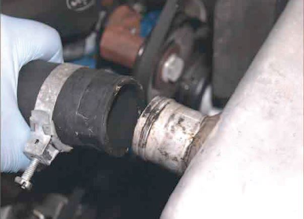 mobil bekas, radiator mobil, selang radiator, selang radiator mobil, ciri selang  radiator mulai getas, Begini Ciri-cirinya Kalau Selang Radiator Di Mobil Bekas Mulai Getas