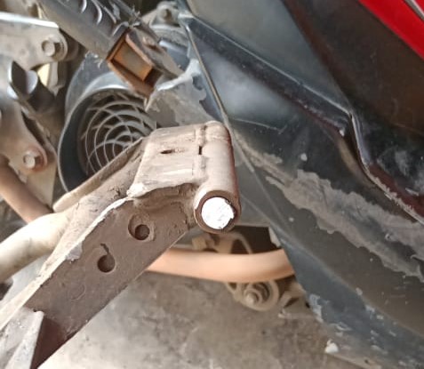 motor matic, standar tengah, cara copot standar tengah, cara copot standar tengah macet, standar tengah motor matic, Baru Tahu, Ternyata Begini Cara Bongkar Standar Tengah Motor Matic Yang Macet