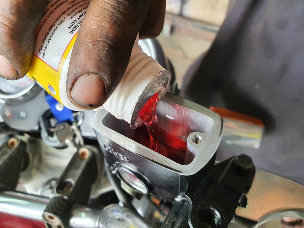 minyak rem, motor bekas, rem motor, minyak rem motor, ciri minyak rem harus diganti, turing lebaran, ciri minyak rem tercampur air, Persiapan Turing Lebaran, Ini Ciri Minyak Rem Di Motor Bekas Tercampur Air