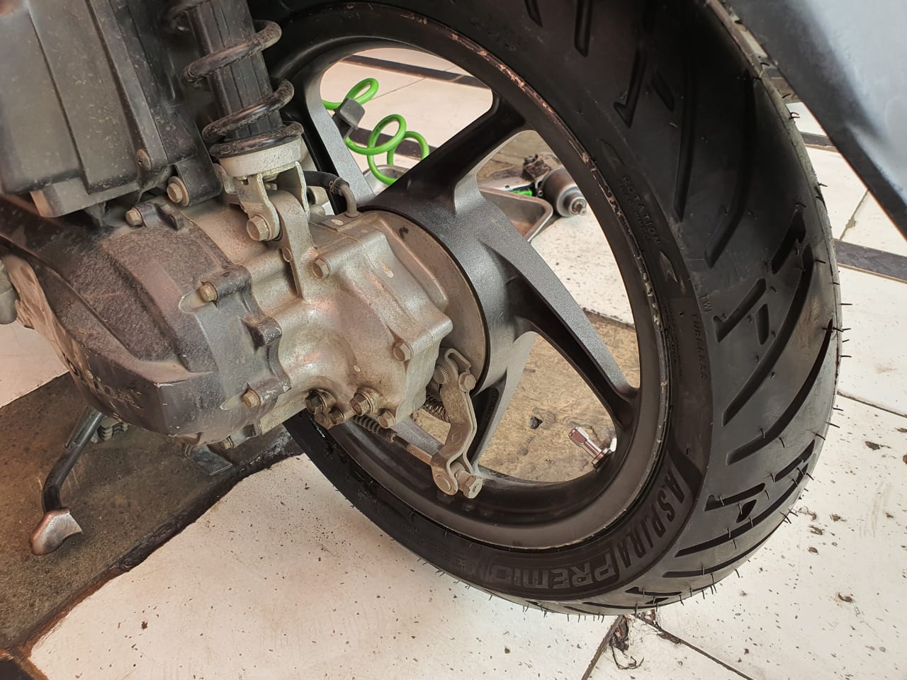 kampas rem, motor bekas, kampas rem motor, cara cek kampas rem, cara cek kampas rem teromol, cara cek kampas rem motor, Begini Cara Cek Keausan Kampas Rem Tromol Motor Bekas Tanpa Dibongkar