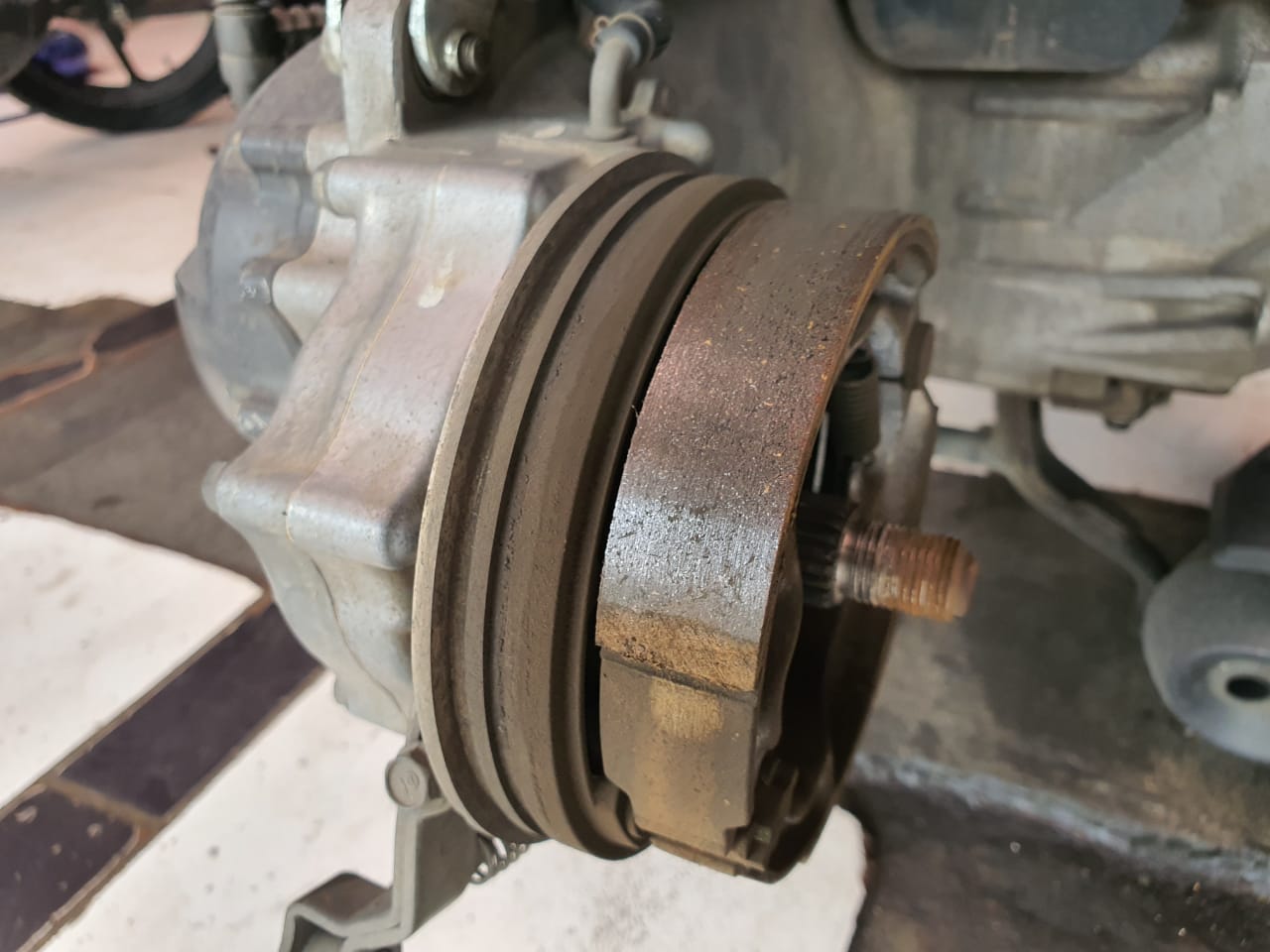 anak panah, motor bekas, rem teromol, rem teromol motor, tanda anak panah di setelan rem teromol, Ini Gunanya Tanda Anak Panah Yang Ada Di Dekat Baut Setelan Rem Belakang Motor Bekas