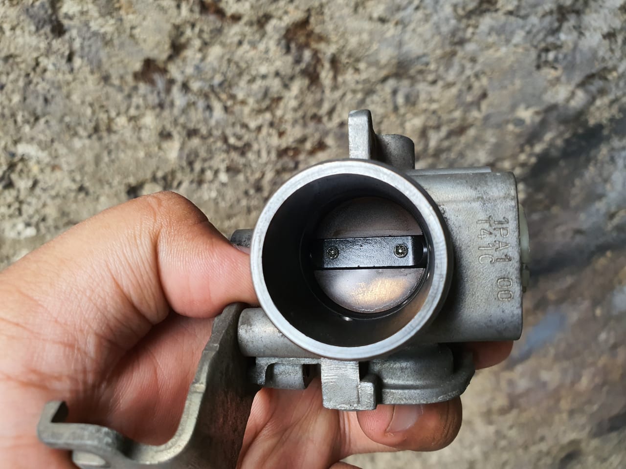 motor bekas, throttle body, throttle body motor, Cara Bersihkan Throttle Body, cara bersihkan throttle body motor, cara yang benar bersihkan throttle body, cara yang benar bersihkan throttle body motor, Semprot Cairan Dari Box Filter Udara Bikin Throttle Body Motor Bekas Bersih, Ini Faktanya