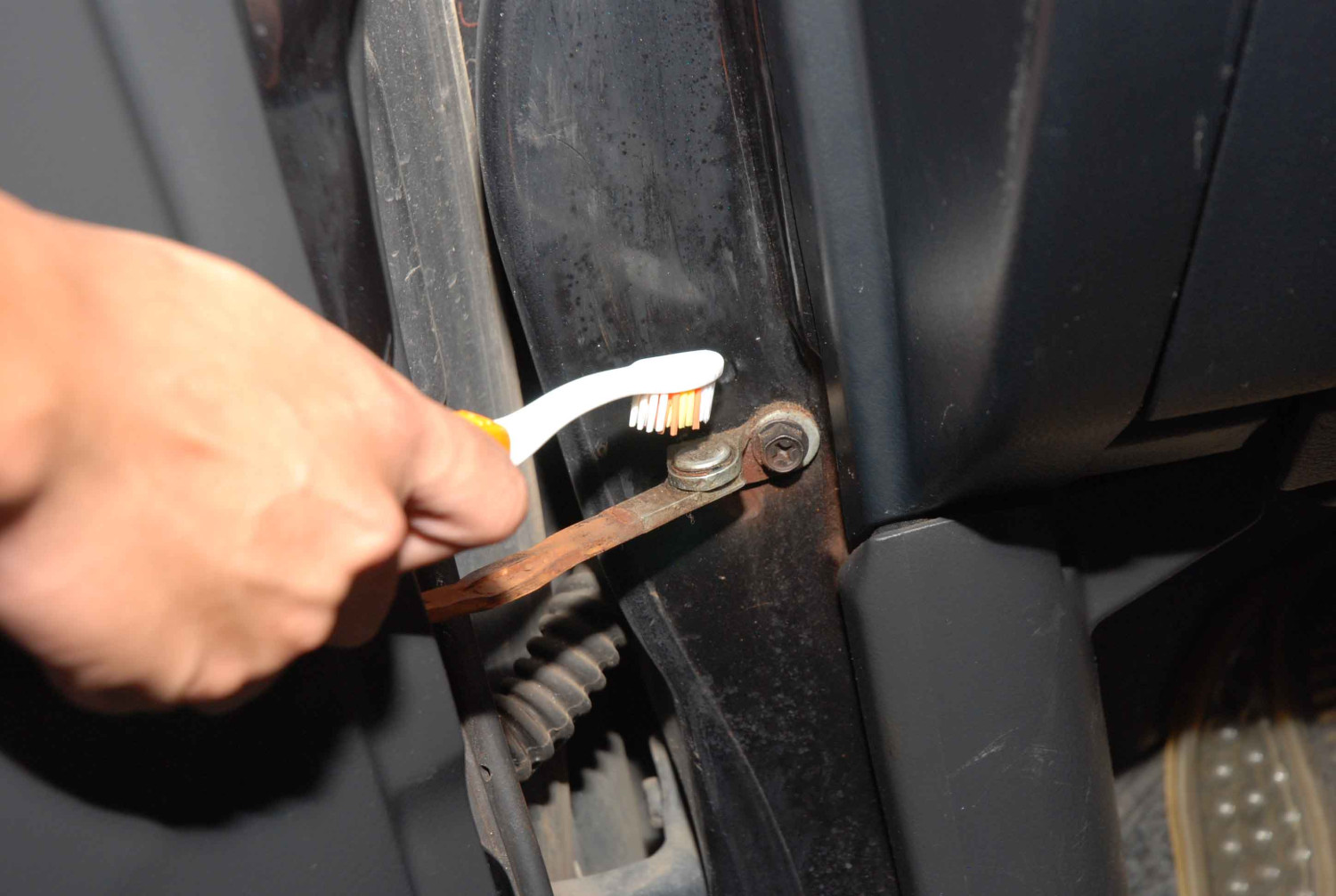 pintu mobil, mobil bekas, ngabuburit, engsel pintu mobil, cara melumasi engsel pintu mobil, melumasi engsel, melumasi engsel pintu mobil, Sambil Ngabuburit, Begini Cara Melumasi Engsel Pintu Mobil Bekas Biar Lancar