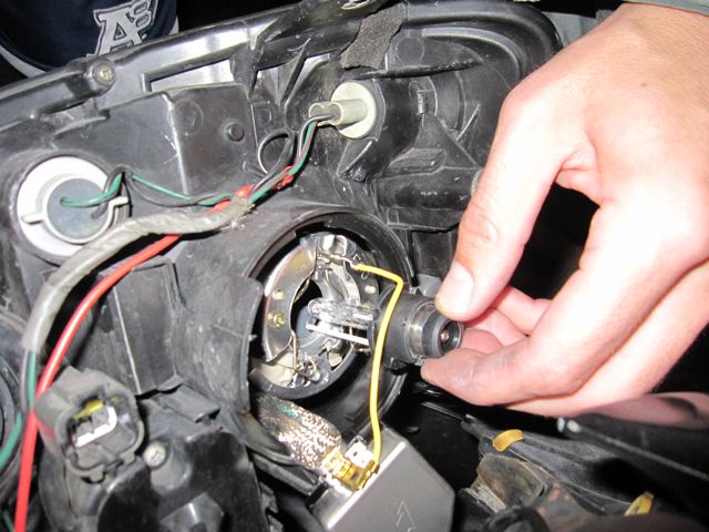 lampu mobil, mobil bekas, soket lampu, penyebab soket lampu meleleh, penyebab soket lampu mobil meleleh, Ini Penyebab Sepele Soket Lampu Mobil Bekas Bisa Meleleh Pasca Mudik