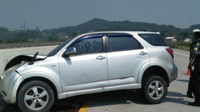 ban mobil, mobil bekas, ban mobil pecah, ban mobil pecah mendadak, ban mobil pecah tiba-tiba, ban mobil tiba-tiba pecah, penyebab ban mobil tiba-tiba pecah, Inilah Enam Cara Mencegah Mobil Bekas Oleng Saat Ban Pecah Tiba-tiba