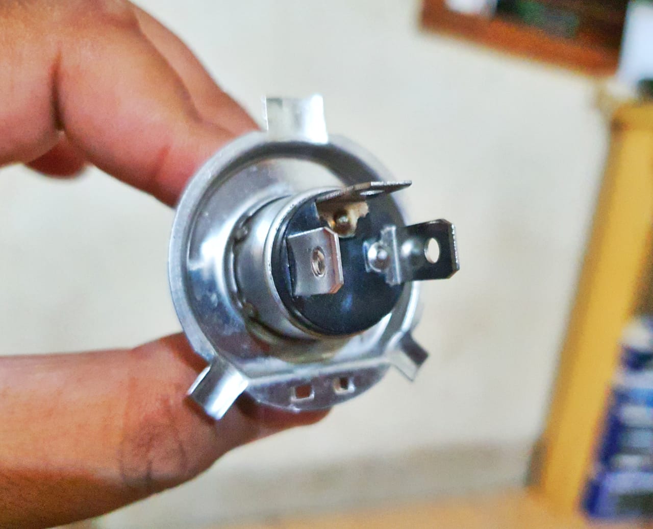 lampu mobil, mobil bekas, soket lampu, soket lampu mobil, penyebab soket lampu mobil bekas meleleh, penyebab soket lampu meleleh, penyebab soket lampu mobil meleleh, Ternyata Ini Dua Penyebab Soket Lampu Mobil Bekas Sering Meleleh