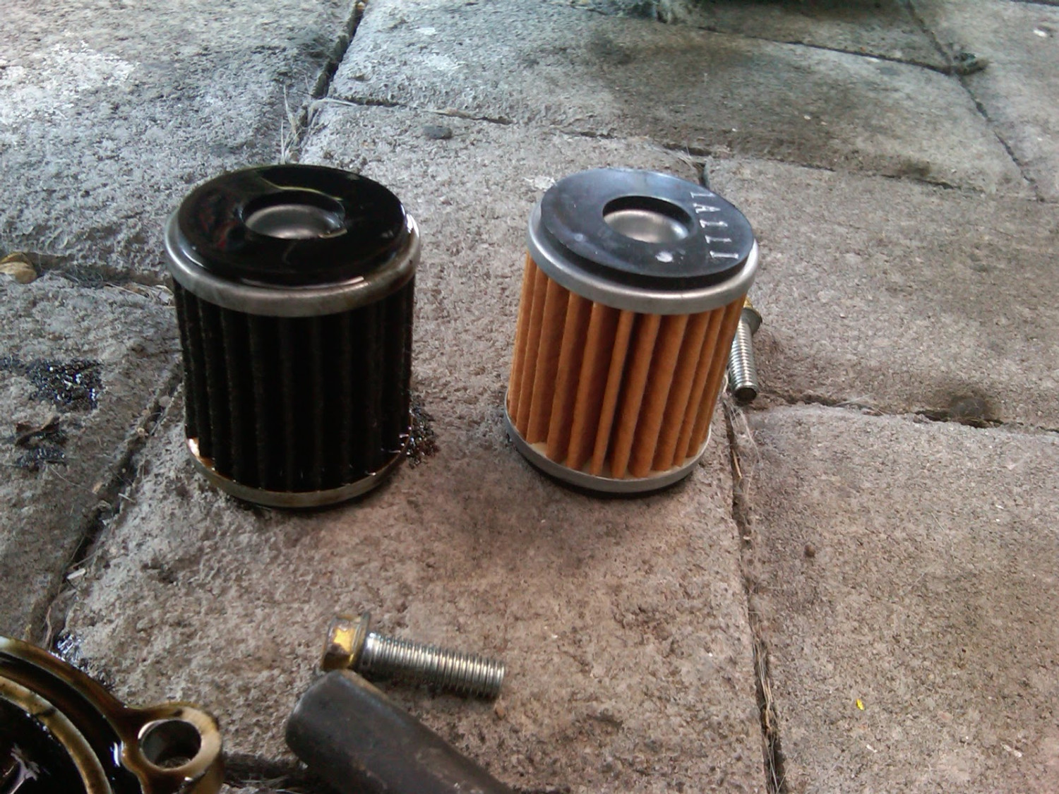 motor bekas, filter oli, filter oli mesin, filter oli mesin motor, efek filter oli kotor dibiarkan, efek filter oli kotor masih dipakai, bahaya filter oli kotor masih dipakai, Efek Malas Ganti Filter Oli Motor Ternyata Ngeri-ngeri Sedap, Simak Dampaknya