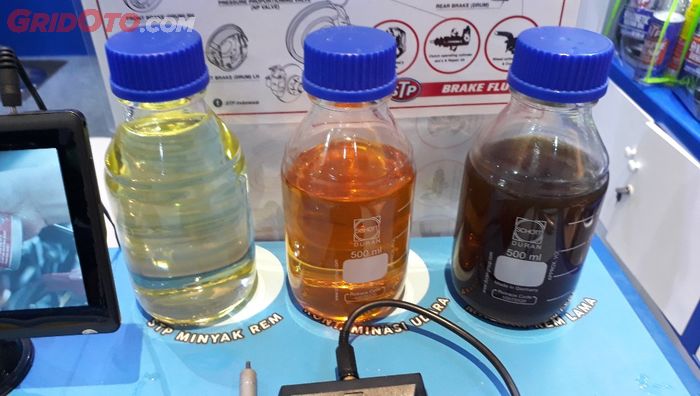 minyak rem, motor bekas, minyak rem motor, penyebab minyak rem berubah warna, kenapa minyak rem berubah warna, apa penyebab warna minyak rem berubah, Ternyata Ini Sebabnya Minyak Rem Motor Berubah Warna Seiring Pemakaian