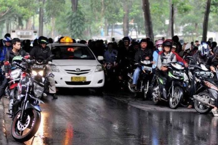 musim hujan, astra motor jateng, tips safety riding, tips berkendara saat hujan, berteduh di bawah flyover, Ternyata Bahaya, Jangan Pilih Lokasi Ini untuk Menepi Jika Kehujanan di Jalan