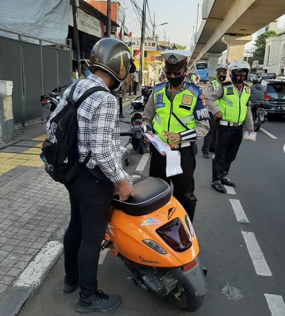 razia polisi, operasi lilin, razia kendaraan, tilang manual, Operasi Zebra 2025, Razia Kendaraan Besar-besaran Resmi Digelar Dua Minggu, Blanko Tilang Disiapkan Polisi